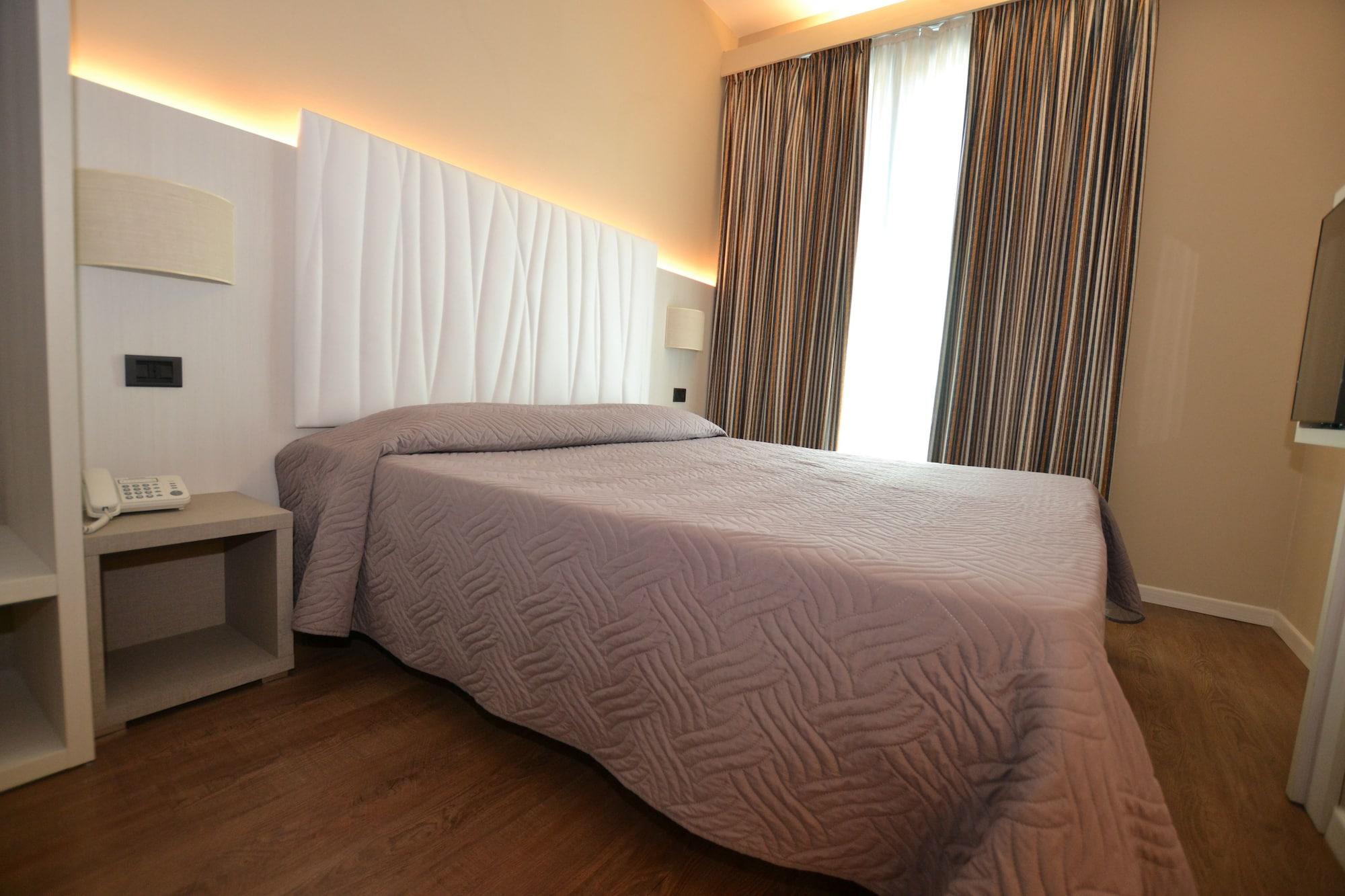 Hotel Enrichetta Desenzano del Garda Esterno foto