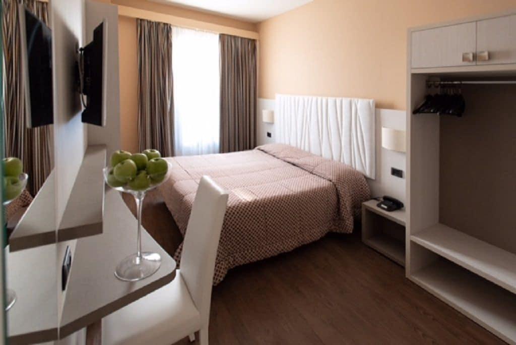 Hotel Enrichetta Desenzano del Garda Esterno foto