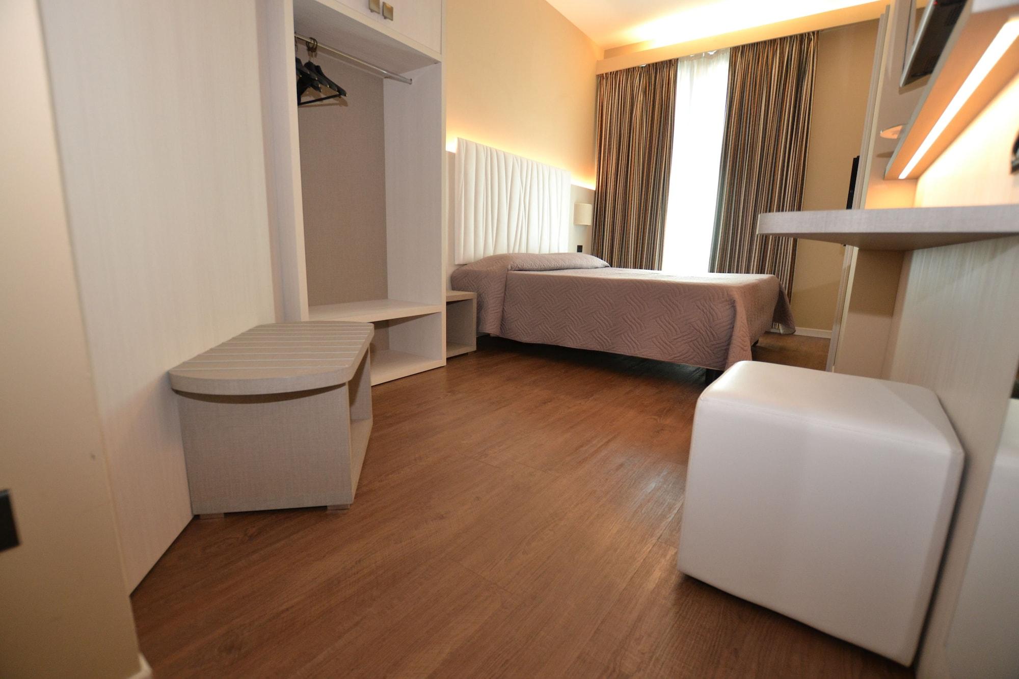 Hotel Enrichetta Desenzano del Garda Esterno foto