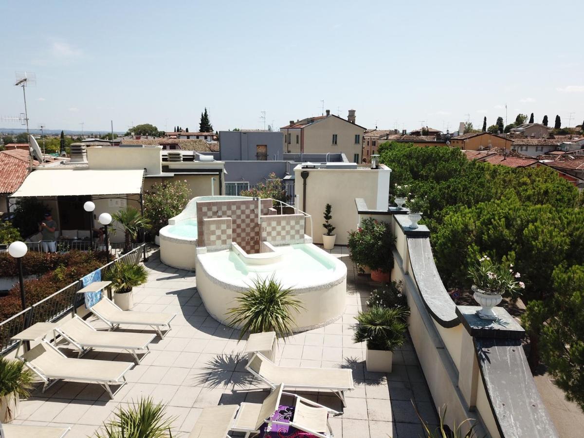 Hotel Enrichetta Desenzano del Garda Esterno foto