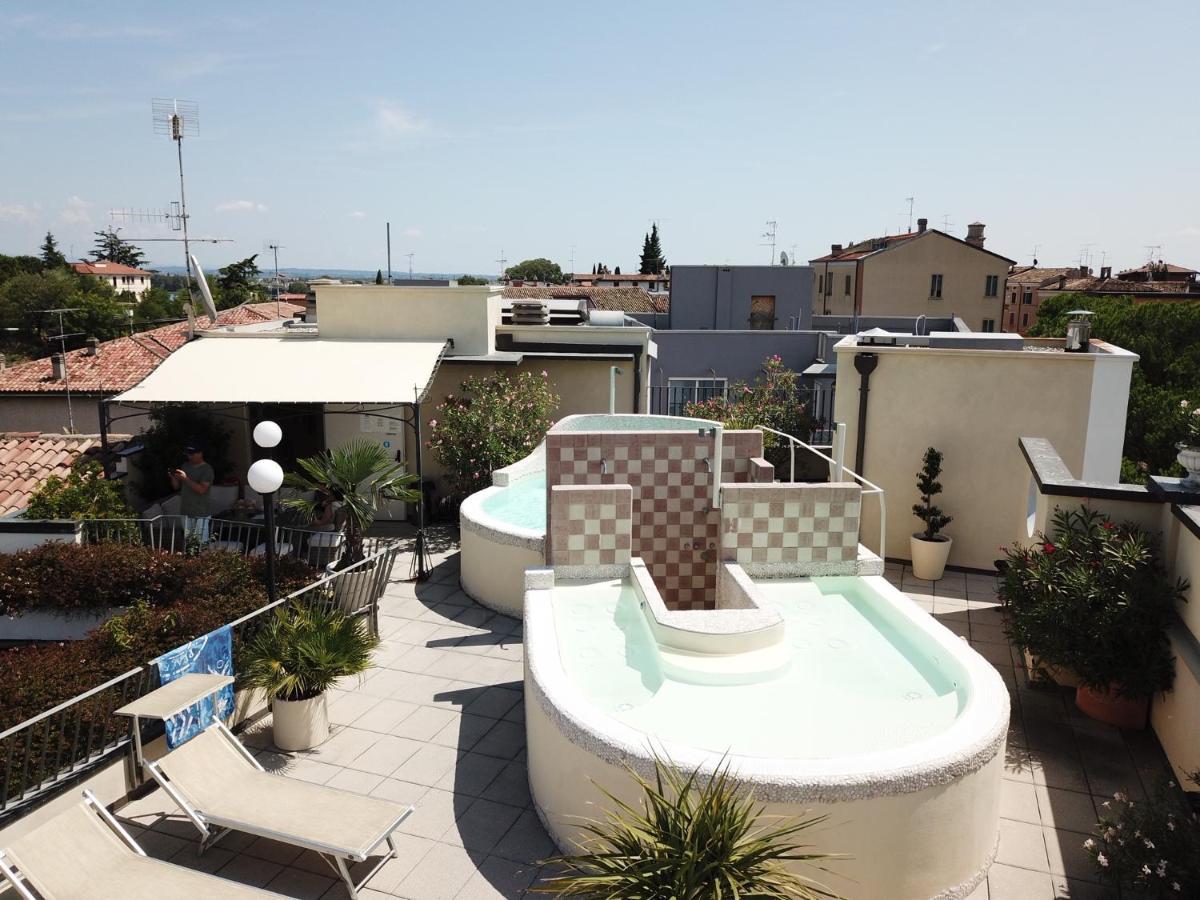 Hotel Enrichetta Desenzano del Garda Esterno foto