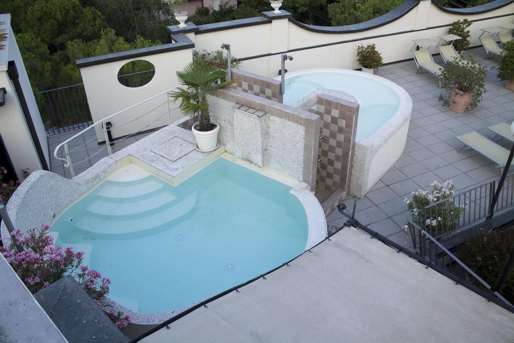 Hotel Enrichetta Desenzano del Garda Esterno foto