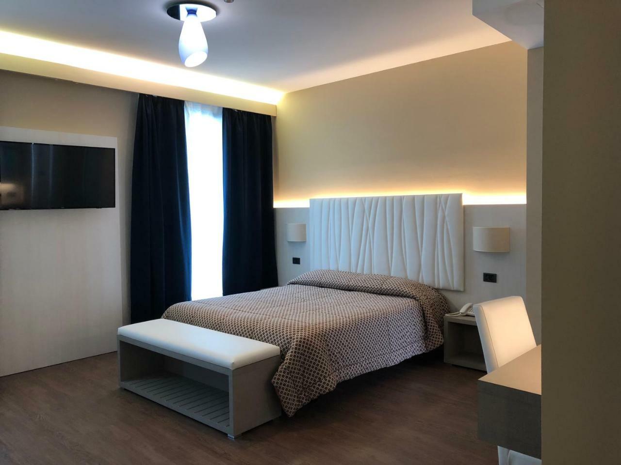 Hotel Enrichetta Desenzano del Garda Esterno foto
