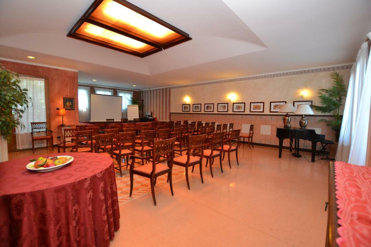 Hotel Enrichetta Desenzano del Garda Esterno foto