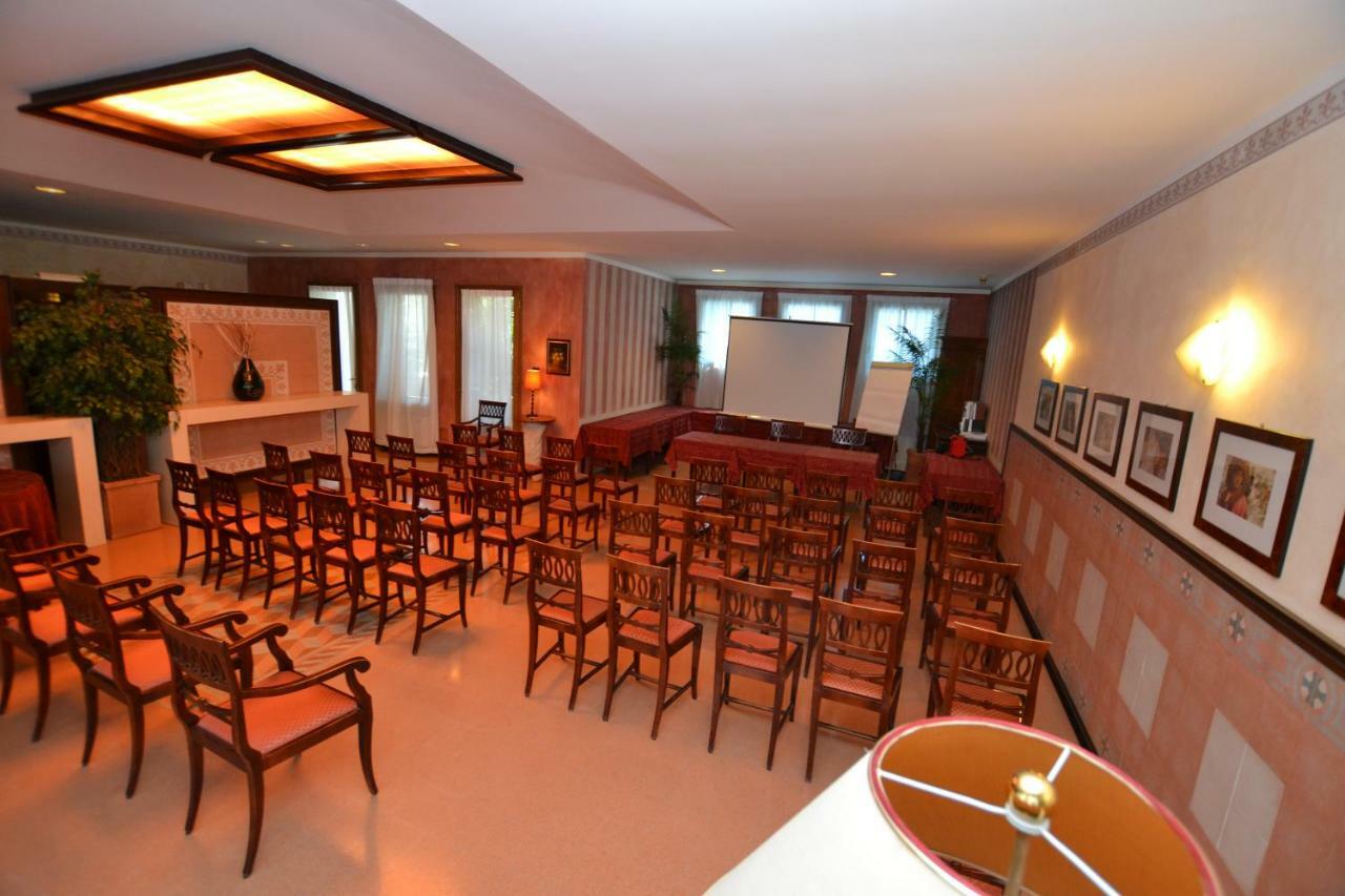 Hotel Enrichetta Desenzano del Garda Esterno foto