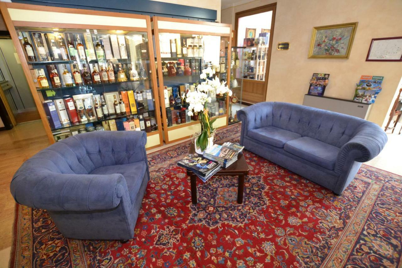 Hotel Enrichetta Desenzano del Garda Esterno foto